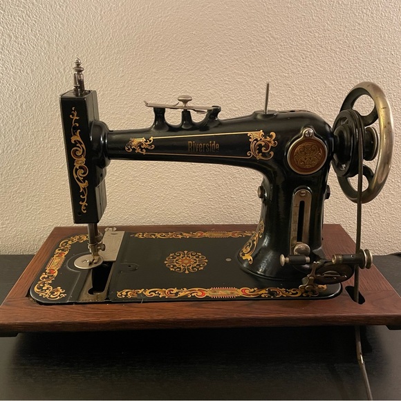 Riverside Vintage Rotary Sewing Machine - Picture 3 of 6